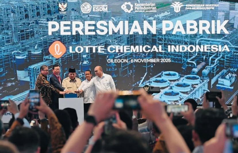 Presiden Prabowo Subianto meresmikan pabrik Lotte Chemical Indonesia (LCI) di Kota Cilegon, Provinsi Banten, Kamis (6/11).