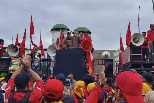 Ketua BAM DPR RI, Ahmad Heryawan saat temui massa aksi KASBI yang minta DPR susun ulang UU Ketenagakerjaan/Foto Fraksi PKS DPR RI