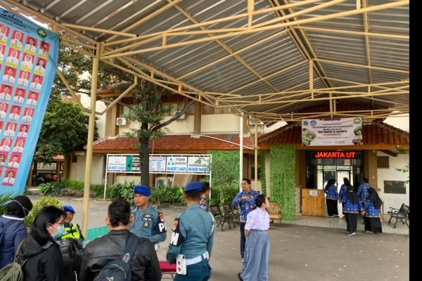 Situasi di SMAN 72 Jakarta pada Senin (10/11), pasca ledakan yang terjadi pada Jumat (7/11) lalu.