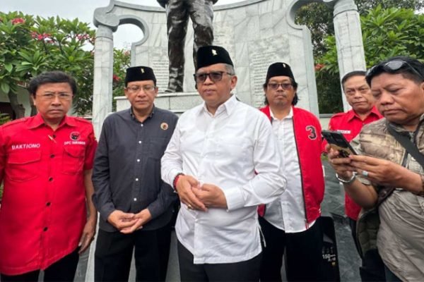 Sekretaris Jenderal DPP PDI Perjuangan, Hasto Kristiyanto usai mengungjungi sejumlah makam pahlawan di Surabaya/Foto DPD PDIP Jawa Timur