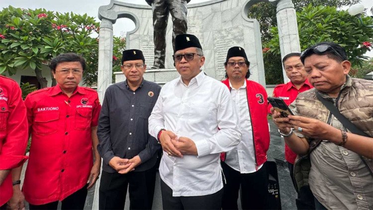 Sekretaris Jenderal DPP PDI Perjuangan, Hasto Kristiyanto usai mengungjungi sejumlah makam pahlawan di Surabaya/Foto DPD PDIP Jawa Timur
