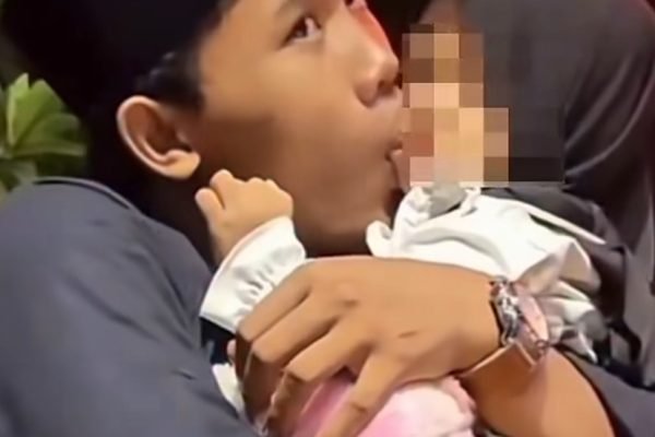 Momen Pendakwah asal Kediri Gus Elham cium anak-anak perempuan/Foto tangkapan layar video yang beredar
