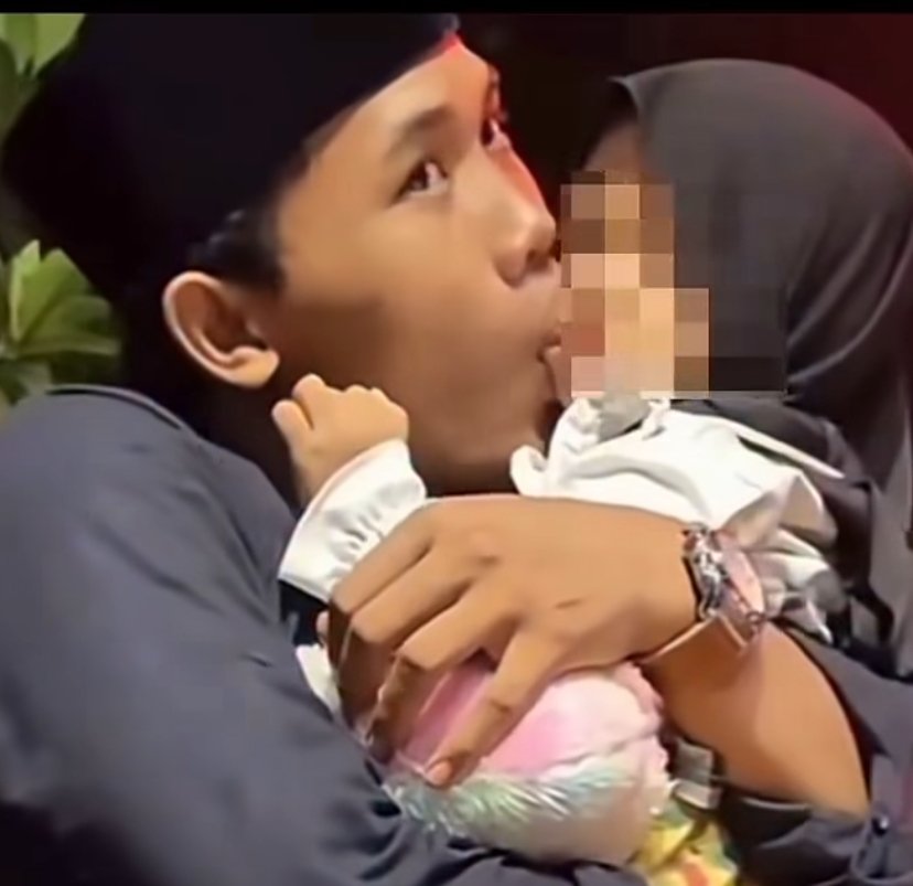 Momen Pendakwah asal Kediri Gus Elham cium anak-anak perempuan/Foto tangkapan layar video yang beredar