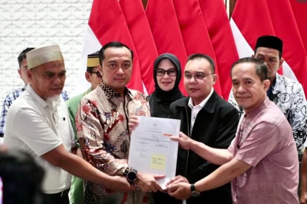 Presiden Prabowo Subianto beri rehabilitasi hukum kepada dua guru SMA Negeri 1 Luwu Utara, Sulawesi Selatan, yakni Abdul Muis dan Rasnal/Foto Instagram Kemensetneg