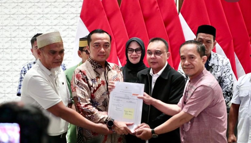 Presiden Prabowo Subianto beri rehabilitasi hukum kepada dua guru SMA Negeri 1 Luwu Utara, Sulawesi Selatan, yakni Abdul Muis dan Rasnal/Foto Instagram Kemensetneg