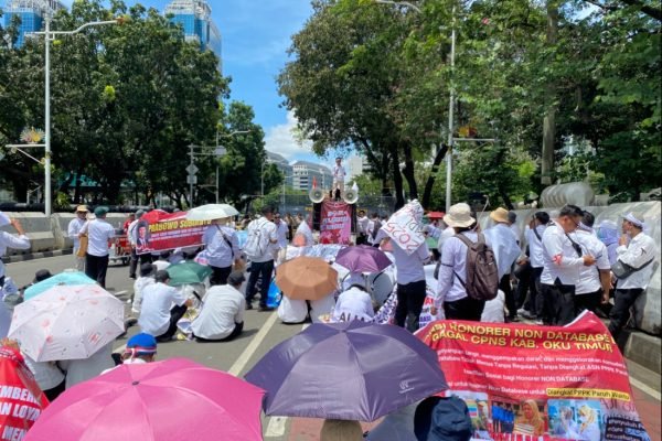 Ratusan massa aksi dari Aliansi Honorer Non Database BKN Gagal CPNS Indonesia gelar aksi damai di Monas, Senin (17/11)/Foto Fifi Abdurahman