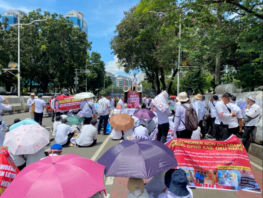 Ratusan massa aksi dari Aliansi Honorer Non Database BKN Gagal CPNS Indonesia gelar aksi damai di Monas, Senin (17/11)/Foto Fifi Abdurahman