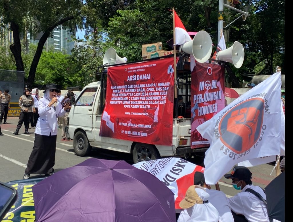 Salah satu massa aksi dari Aliansi Honorer Non Database BKN Gagal CPNS Indonesia saat sedang berorasi/Foto Fifi Abdurahman