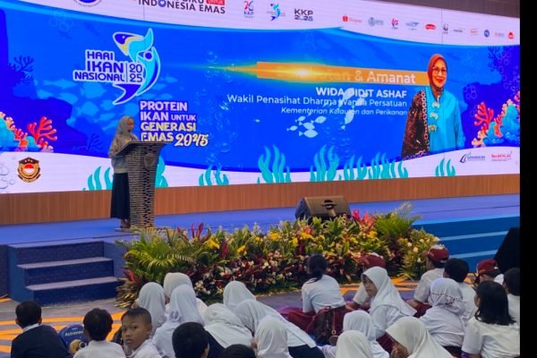 Wakil Penasihat Dharma Wanita Persatuan KKP, Wida Didit Ashaf dalam pembukaan acara peringatan Harkannas 2025/Foto Fifi Abdurahman