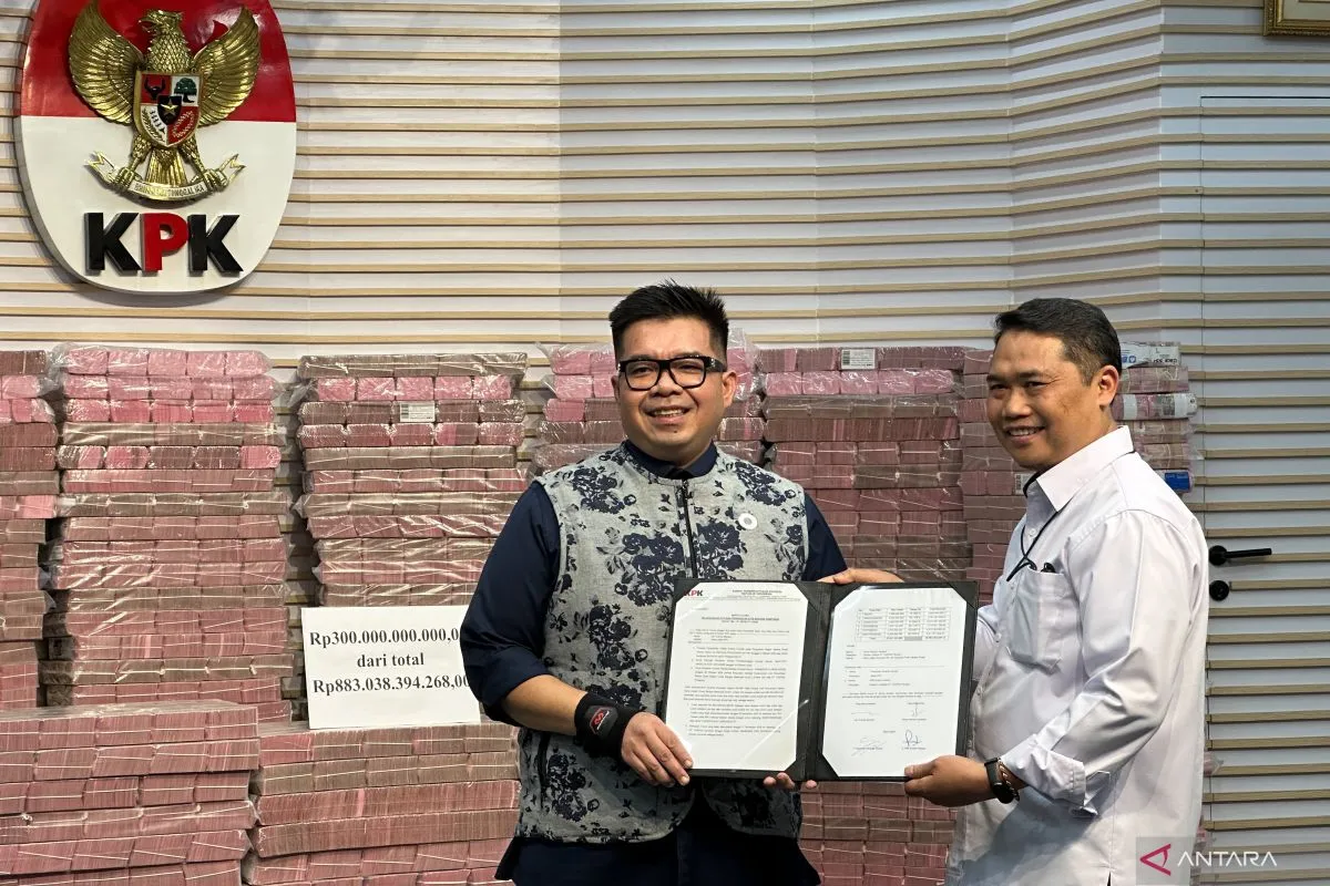 KPK serahkan uang rampasan investasi fiktif ke Direktur Utama PT Taspen (Persero) Rony Hanityo Aprianto/Foto Antara