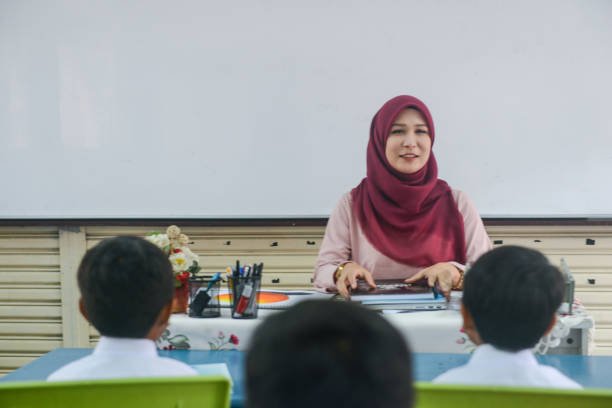 Ilustrasi guru di Indonesia yang sedang mengajar/Foto iStock