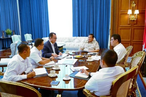 Presiden Prabowo Subianto memanggil Kepala BRIN, Arif Satria dan Wakil Kepala BRIN, Amarulla Octavian, ke Istana Merdeka, Jakarta, Senin (24/11)/Foto Instagram Sekretariat Kabinet