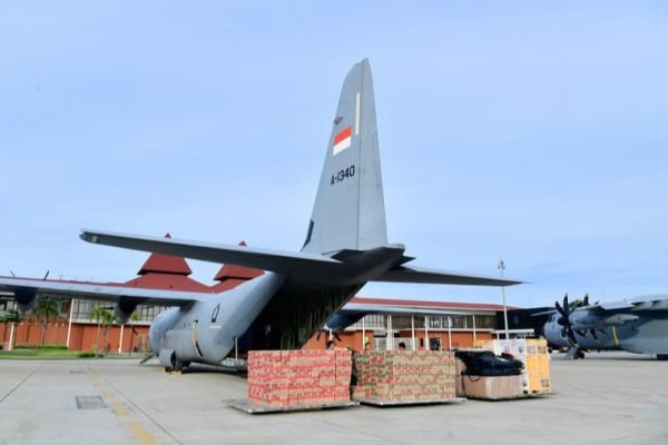 Pemerintah Pusat kirim 4 pesawat bawa bantuan ke tiga provinsi yang terdampak bencana banjir dan longsor/Foto Instagram Sekretariat Kabinet