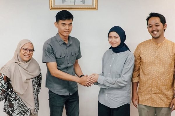 Polemik antara Petugas Passenger Service Stasiun Rangkasbitung, Argi, dan pasangan suami istri Alvin Harris serta Anita Dewi berakhir damai/Foto Instagram @commuterline