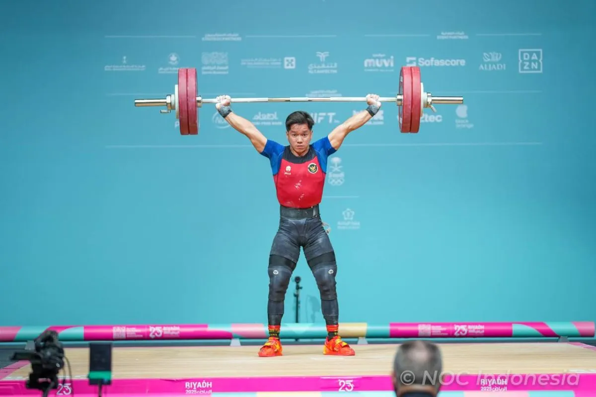 Lifter Indonesia Leonardo Adventino Geovani tampil dalam ajang Islamic Solidarity Games (ISG) Riyadh 2025 di Arab Saudi, Minggu (9/11). Foto: KOI/Mochammad Rifqi Priadiansyah