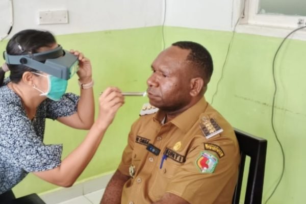 Pemerintah Kabupaten Boven Digoel melalui Dinas Kesehatan menggelar pemeriksaan mata gratis bagi masyarakat, Senin (10/11).