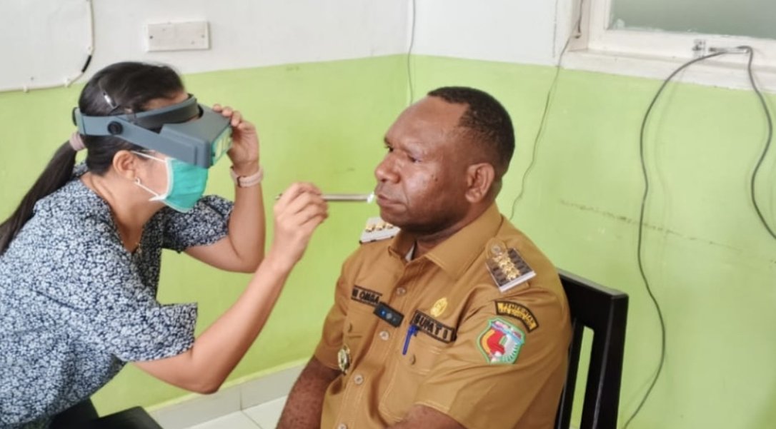 Pemerintah Kabupaten Boven Digoel melalui Dinas Kesehatan menggelar pemeriksaan mata gratis bagi masyarakat, Senin (10/11).