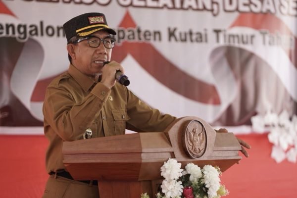 Bupati Kutai Timur, Ardiansyah Sulaiman saat melantik Kepala Desa Antarwaktu Desa Sepaso Selatan serta anggota BPD Antarwaktu Desa Sepaso dan Sepaso Selatan di halaman Kantor Desa Sepaso Selatan, Senin (3/11). Foto: dok.Pemkab Kutim
