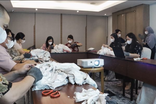Proses pengelolaan limbah tekstil berkelanjutan dengan mendaur ulang seragam karyawan yang sudah tidak digunakan menjadi material baru yang ramah lingkungan. Foto: dok.Novotel Jakarta Mangga Dua Square