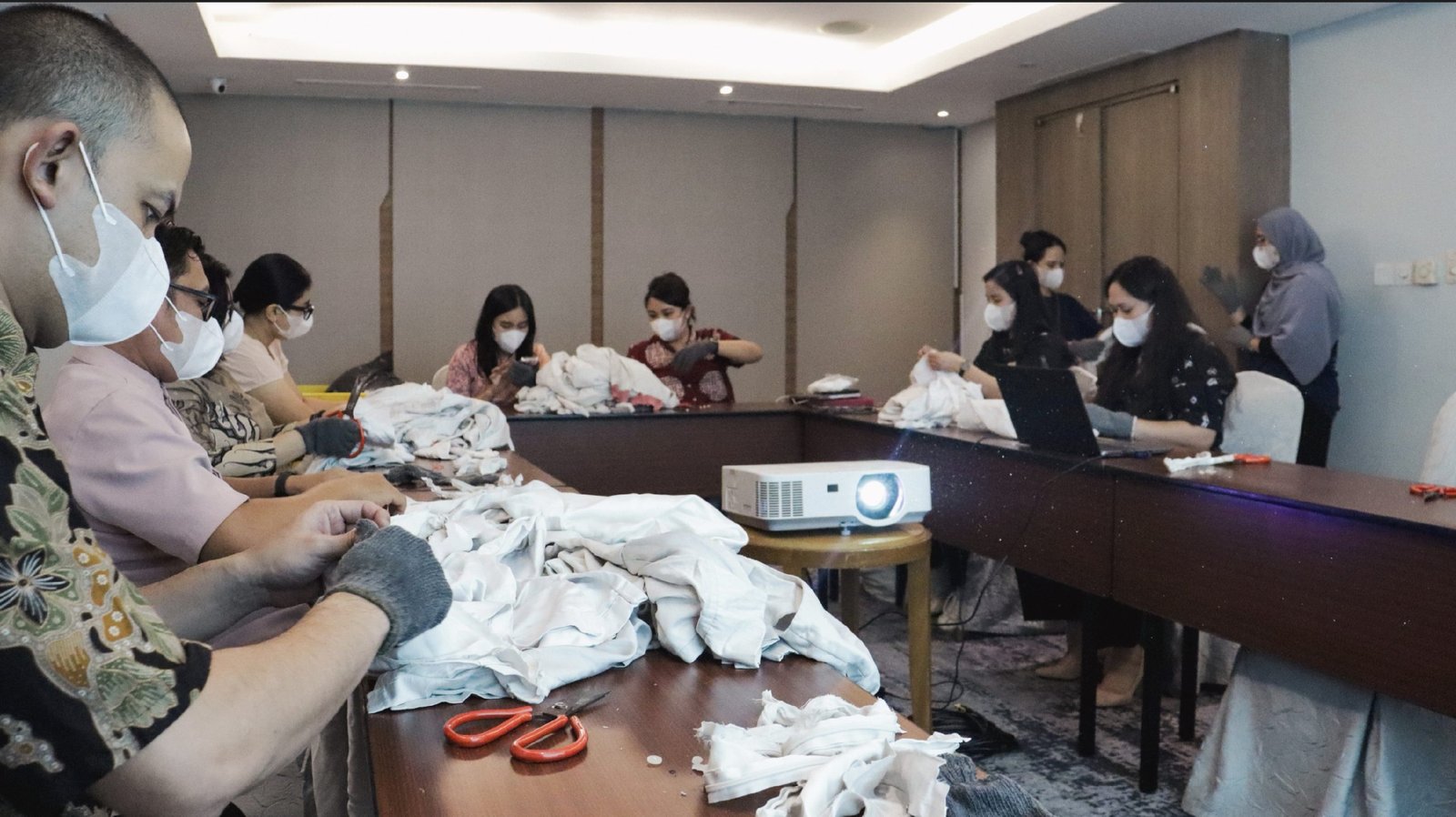 Proses pengelolaan limbah tekstil berkelanjutan dengan mendaur ulang seragam karyawan yang sudah tidak digunakan menjadi material baru yang ramah lingkungan. Foto: dok.Novotel Jakarta Mangga Dua Square
