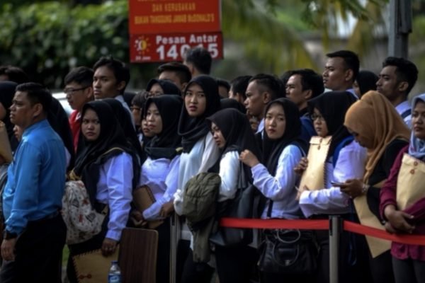 Calon pekerja saat mengantri untuk melamar pekerjaan. Foto: istimewa