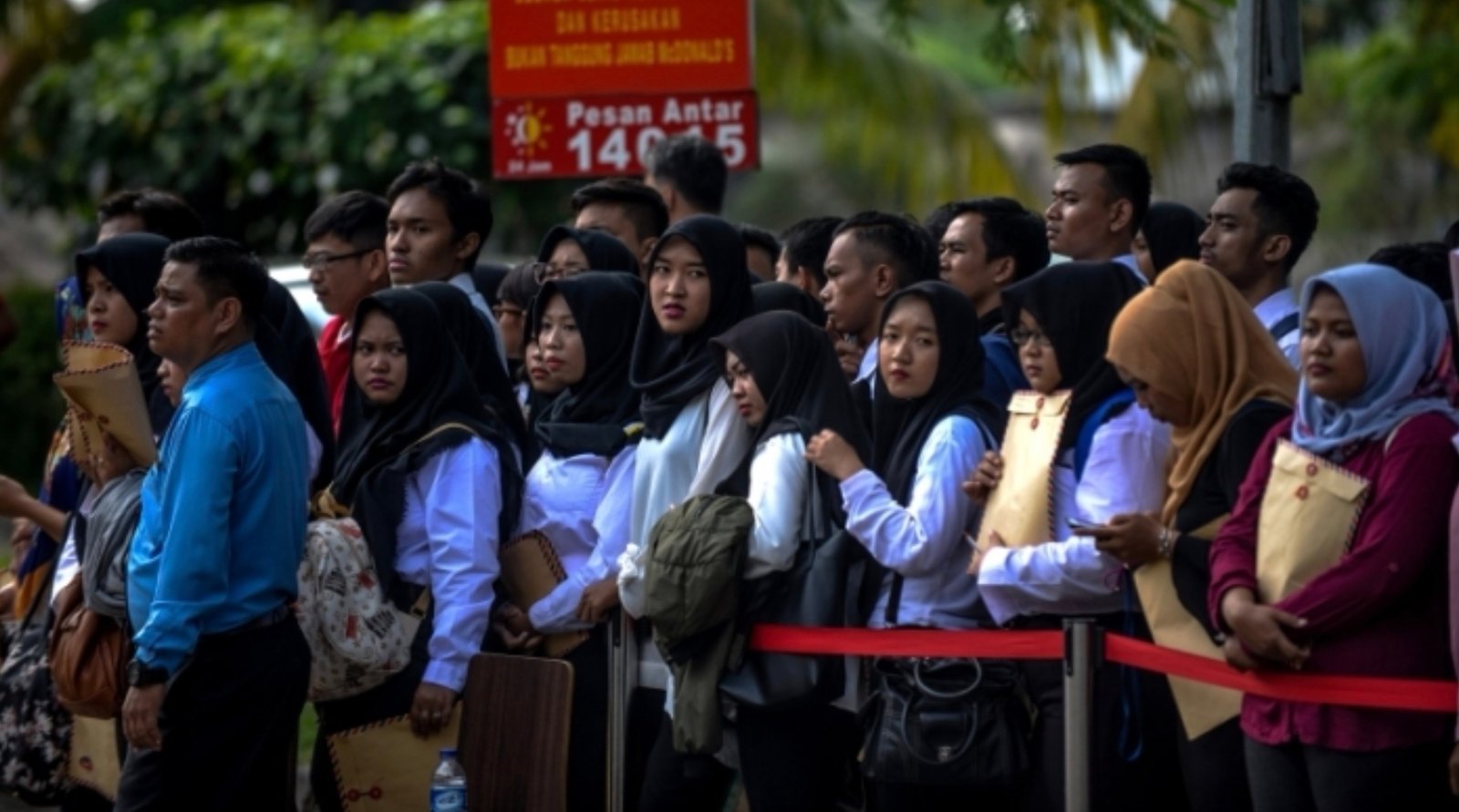 Calon pekerja saat mengantri untuk melamar pekerjaan. Foto: istimewa