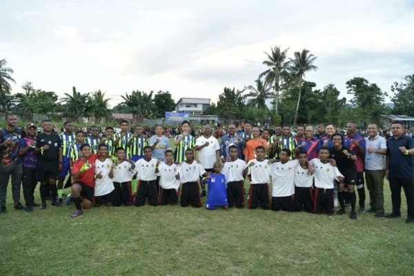 Wakil Presiden Gibran Rakabuming Raka saat bermain bola bersama warga Papua. Foto: dok.Setwapres