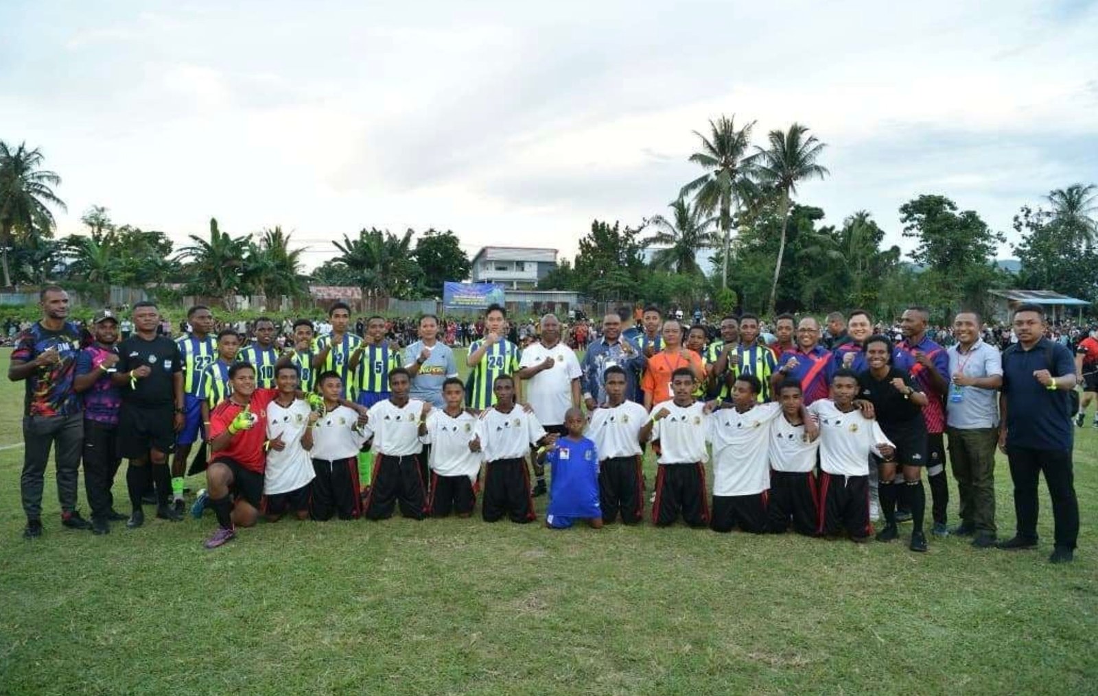 Wakil Presiden Gibran Rakabuming Raka saat bermain bola bersama warga Papua. Foto: dok.Setwapres