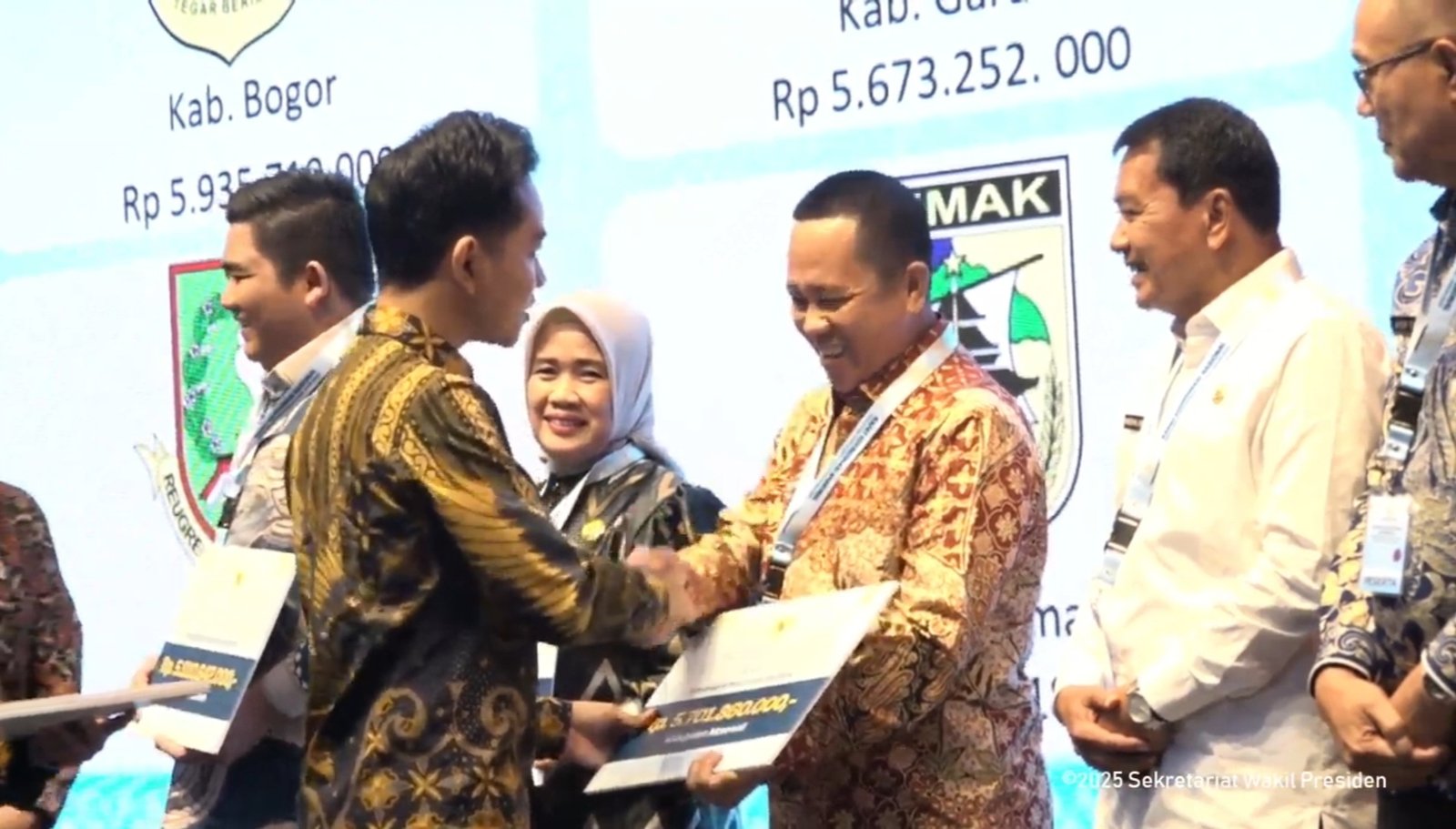 Penyerahan insentif tersebut dilakukan secara simbolik oleh Wakil Presiden Gibran Rakabuming Raka kepada Bupati Morowali Iksan Baharudin Abdul Rauf dalam Rapat Koordinasi Nasional (Rakornas) Percepatan Penurunan Stunting Tahun 2025 di Kantor Kementerian Kesehatan, Jakarta, Rabu (12/11). Foto: tangkapan layar Youtube Setwapres