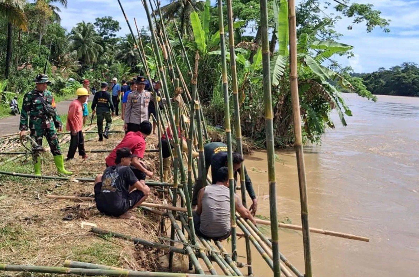 Warga bergotong royong melakukan penanganan darurat untuk memperkuat tanggul Sungai Citanduy yang terkikis air di Desa Rawaapu, Kecamatan Patimuan, Kabupaten Cilacap, Jawa Tengah, Rabu (13/11). Foto: Pemdes Rawaapu