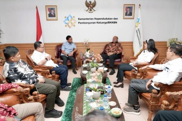 Gubernur Papua Gubernur Matius Fakhiri bertemu Menteri Kependudukan dan Pembangunan Keluarga/BKKBN, Wihaji di Jakarta, Rabu (12/11). Foto: dok.Pemprov Papua