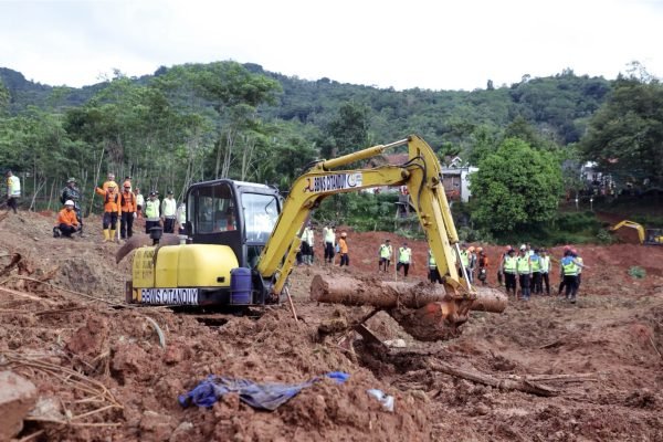 Proses pengerukan pada titik longsor yang telah diasesmen dan diduga terdapat korban yang tertimbun material longsor Desa Cibeunying, Kecamatan Majenang, Kabupaten Cilacap, pada Sabtu (15/11). Foto: dok.BNPB