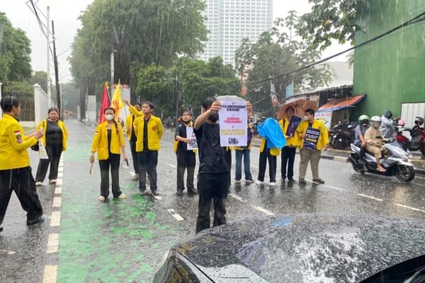 BEM UI menggelar demo tolak Pengesahan RUU KUHAP di Gedung DPR, Jakarta, Selasa (18/11). Foto: Fifi Abdurahman