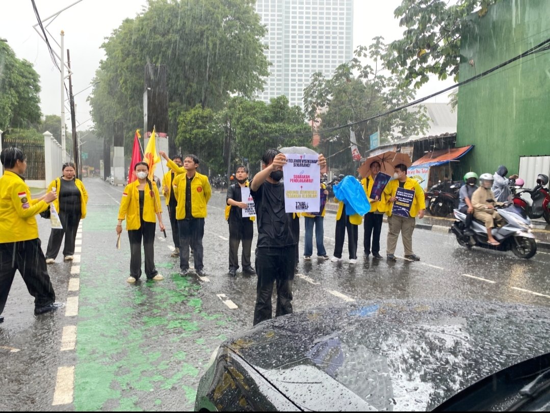 BEM UI menggelar demo tolak Pengesahan RUU KUHAP di Gedung DPR, Jakarta, Selasa (18/11). Foto: Fifi Abdurahman