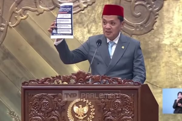 Ketua Komisi III DPR Habiburokhman klarifikasi empat informasi bohong atau hoaks soal RUU KUHAP/Foto Tangkapan Layar YouTube DPR RI