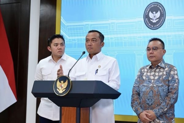 Mensesneg dalam konferensi pers bersama Wakil Ketua Dewan Perwakilan Rakyat Sufmi Dasco Ahmad dan Sekretaris Kabinet Teddy Indra Wijaya, di Kantor Presiden, Jakarta, Selasa (25/11). Foto: dok.setneg