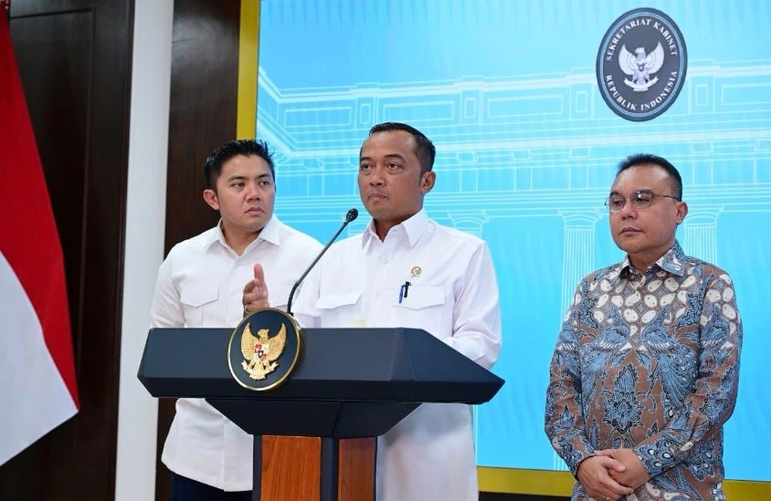 Mensesneg dalam konferensi pers bersama Wakil Ketua Dewan Perwakilan Rakyat Sufmi Dasco Ahmad dan Sekretaris Kabinet Teddy Indra Wijaya, di Kantor Presiden, Jakarta, Selasa (25/11). Foto: dok.setneg