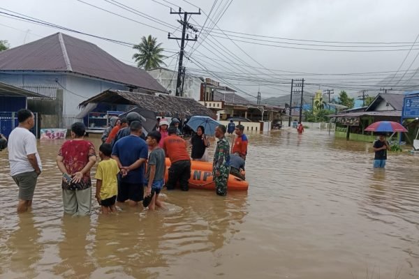 Suasana banjir di Sibolga dan Tapanuli. Foto: dok.TNIAD