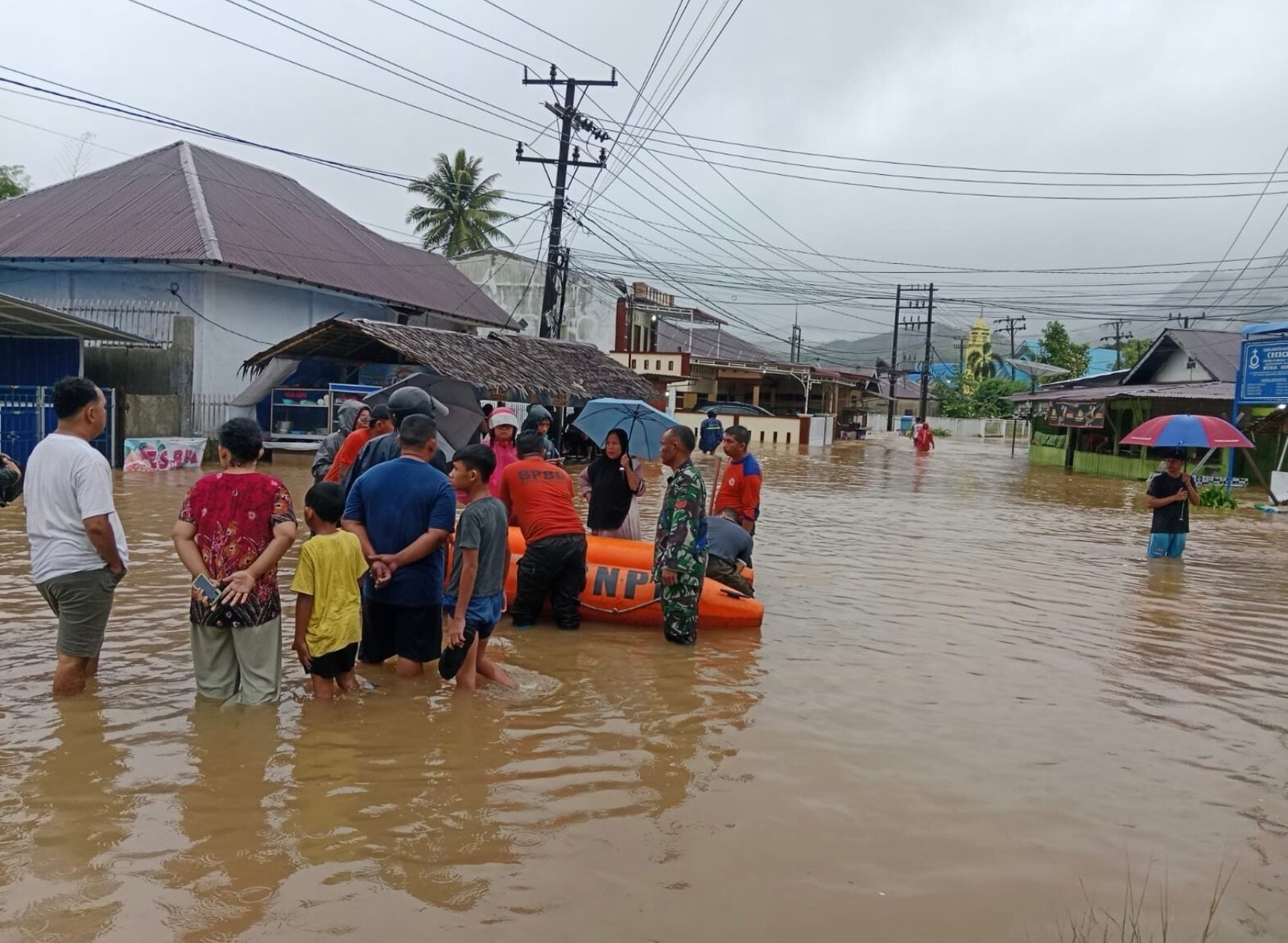 Suasana banjir di Sibolga dan Tapanuli. Foto: dok.TNIAD