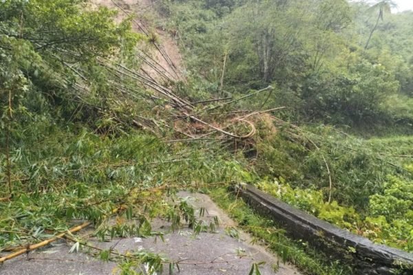Jalan provinsi yang menghubungkan Lubuk Basung di Kabupaten Agam dengan Kota Bukittinggi terputus akibat tanah longsor, Rabu (26/11). Foto: dok.diskominfoagam
