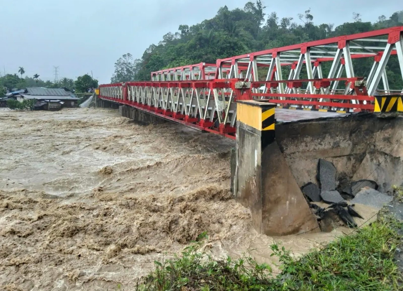 Kondisi jembatan yang terputus akibat banjir di Kabupaten Tapanuli Utara, Sumatra Utara, Selasa (25/11). Foto: BPBD Kabupaten Tapanuli Utara