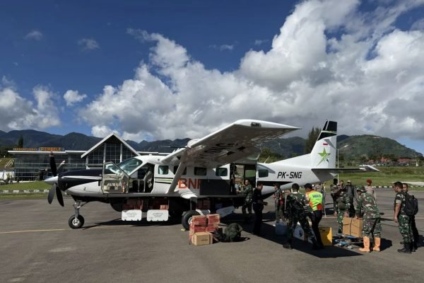 Pesawat BNPB membawa bantuan logistik dan peralatan telah mendarat di Bandara Rembele, Kabupaten Bener Meriah, Provinsi Aceh, Sabtu (29/11). Foto: dok.BNPB