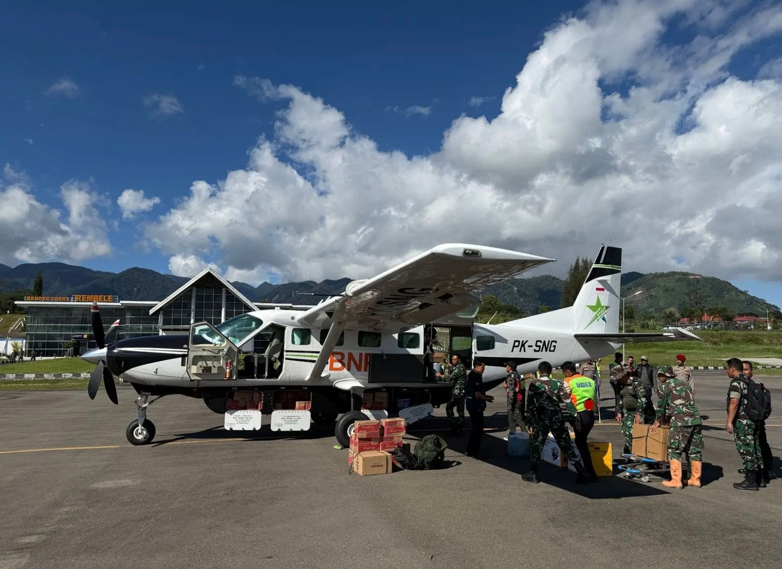 Pesawat BNPB membawa bantuan logistik dan peralatan telah mendarat di Bandara Rembele, Kabupaten Bener Meriah, Provinsi Aceh, Sabtu (29/11). Foto: dok.BNPB