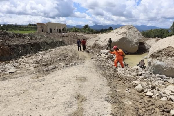 Tim SAR gabungan menyisir lokasi terdampak longsor di Desa Panggugunan, Kecamatan Pakkat, Kabupaten Humbang Hasundutan, Sumatra Utara, Minggu (30/11). Foto: dok.BNPB