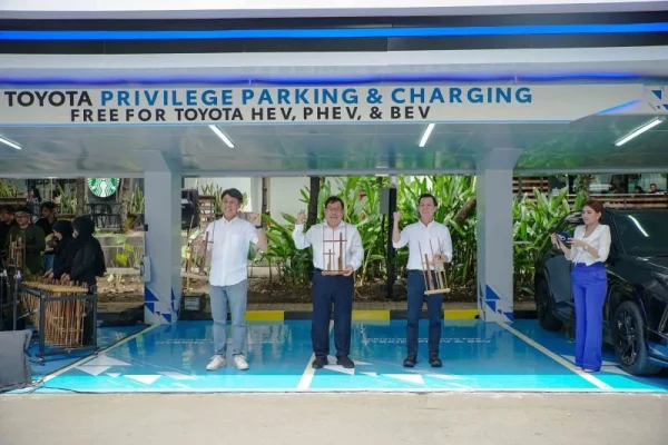 Toyota hadirkan area parkir khusus beserta fasilitas pengisian daya mobil listrik di Paskal Shopping Center, Bandung, Jawa Barat. Foto: dok.Toyota Indonesia