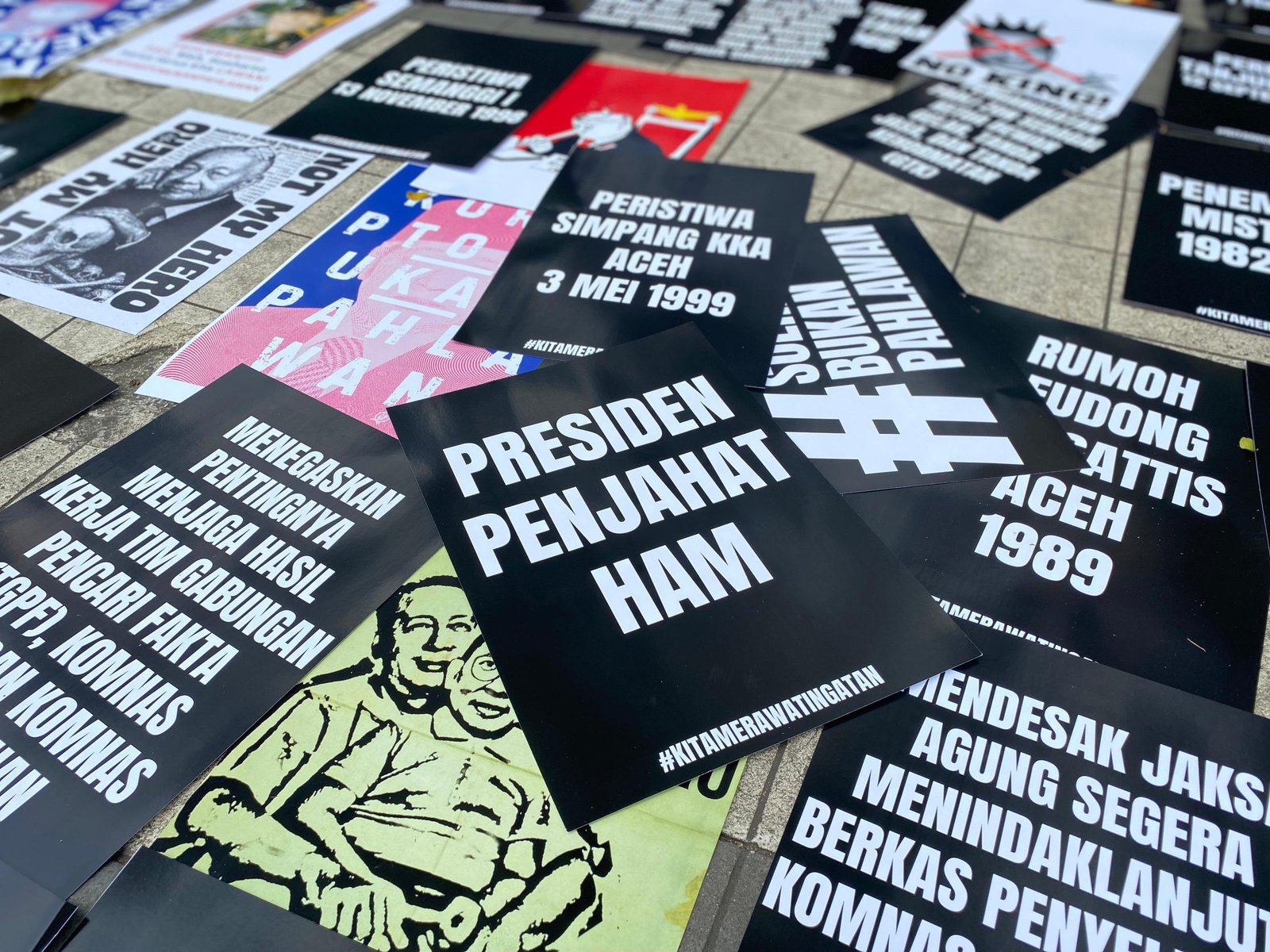 Poster penolakan pemberian gelar Pahlawan Nasional kepada Presiden ke-2 Soeharto/Foto Fifi Abdurahman