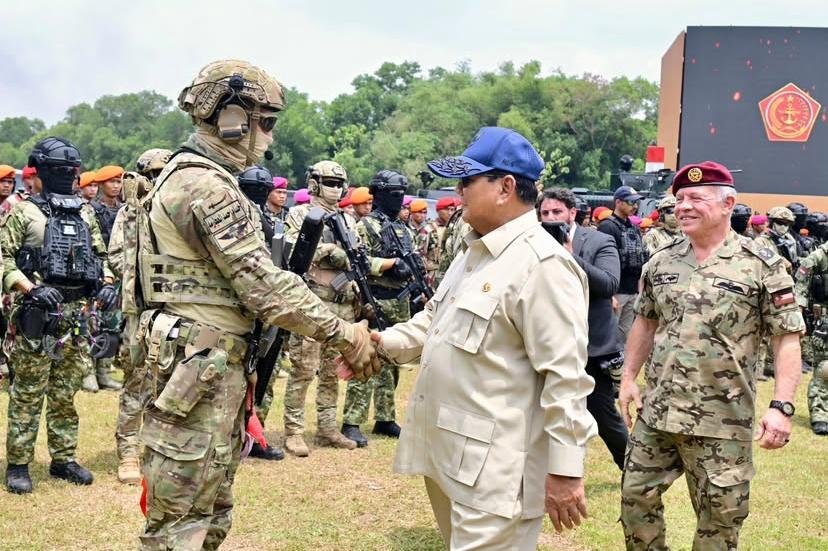 Presiden Prabowo Subianto dan Raja Kerajaan Yordania Hasyimiah Raja Abdullah II ibn Al Hussein usai menyaksikan demonstrasi drone hasil kolaborasi TNI dan Angkatan Bersenjata Yordania di Lapangan Tembak Djamsuri AU, Sabtu (15/11)/Foto Instagram @sekretariat.kabinet