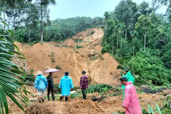 Pencarian korban oleh BPBD, Sapol PP dan polisi pascabencana galodo di salareh aia dan nagari Salareh Aia timur, Kabupaten Agam, Sumbar beberapa waktu lalu. Foto: BPBD Kabupaten Agam.