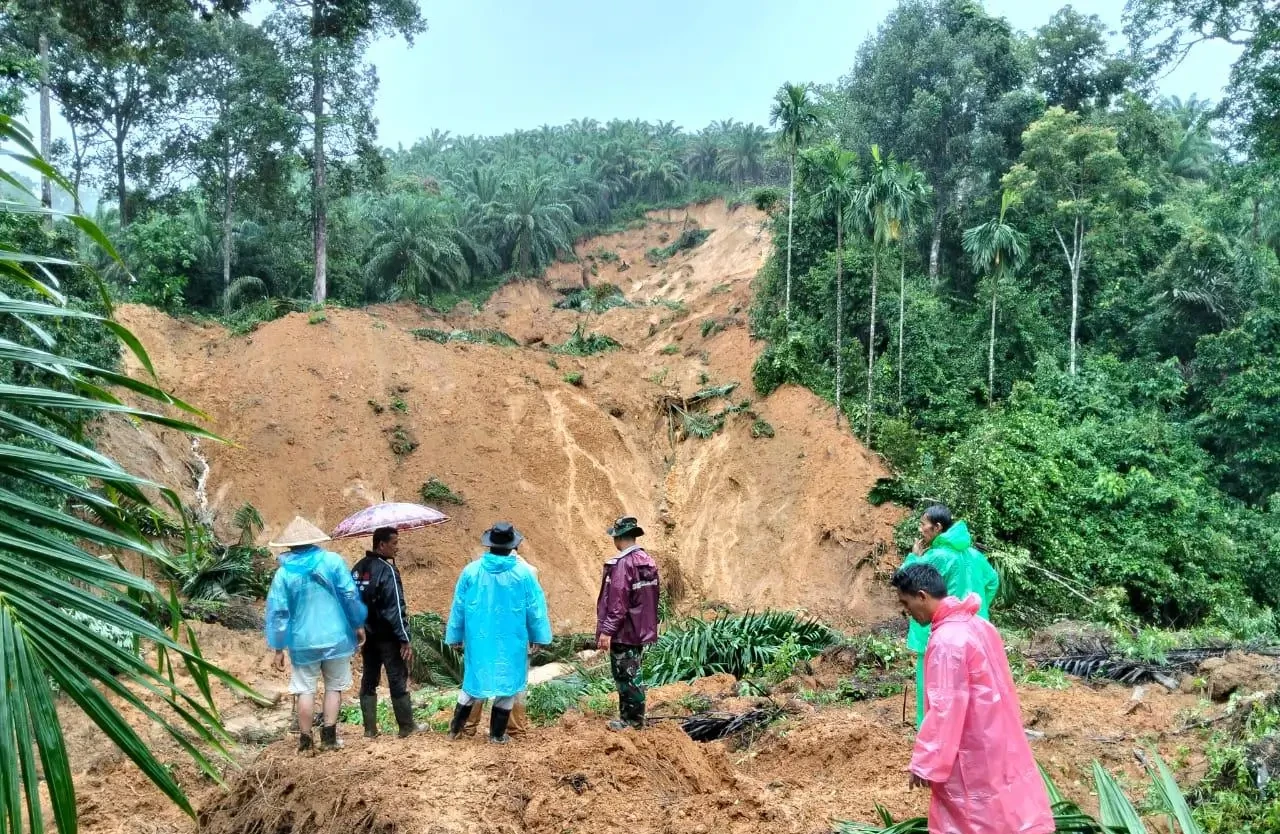 Pencarian korban oleh BPBD, Sapol PP dan polisi pascabencana galodo di salareh aia dan nagari Salareh Aia timur, Kabupaten Agam, Sumbar beberapa waktu lalu. Foto: BPBD Kabupaten Agam.