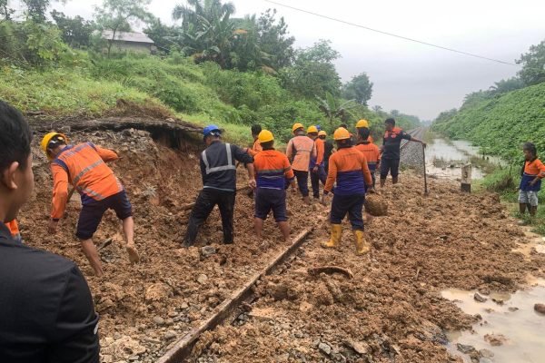 Jalur kereta yang terdampak banjir dan longsor/Foto DJKA